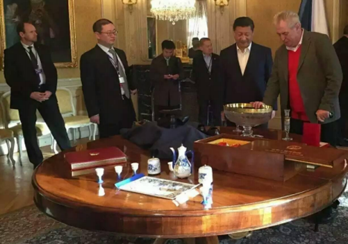 习 总 书 记 赠 送 捷 克 总 统 国 礼 祥 云 青 龙 申 猴 酒 具